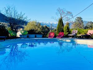 ラ・ゴードにあるVilla Côte d'Azur piscine privéeのスイミングプール(椅子3脚、テーブル付)