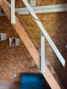 Palanda nebo palandy na pokoji v ubytování Cabane au bord d'un étang