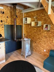 Posezení v ubytování Cabane au bord d'un étang