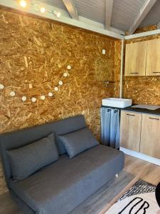 Kuchyň nebo kuchyňský kout v ubytování Cabane au bord d'un étang