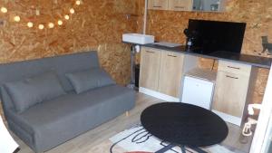 Kuchyň nebo kuchyňský kout v ubytování Cabane au bord d'un étang