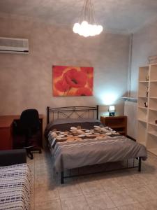- une chambre avec un lit et une peinture murale dans l'établissement Maria house, à Athènes