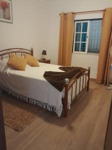 سرير أو أسرّة في غرفة في Casa Buganvília