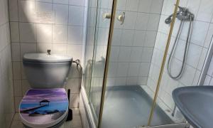 Ένα μπάνιο στο Monteurzimmer Alte Schule Heberndorf 1