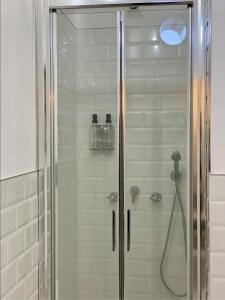 um chuveiro com uma porta de vidro na casa de banho em HABITARE Lecce & Salento em Lecce