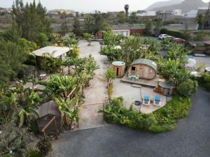 Nashira HOT TUB PISCINA SAUNA Y JARDIN في Buzanada: نموذج لحديقة بها منزل واشجار