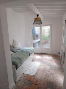 a bedroom with a bed with a window and a floor at Studio Versailles Woods in Jouy-en-Josas