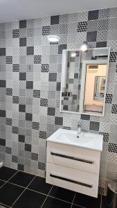 O baie la Apartmani Lime +37 fotografii