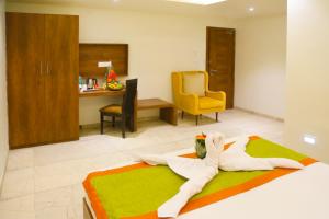 una persona acostada en una cama en una habitación en Hotel Nova Pride, en Rajkot