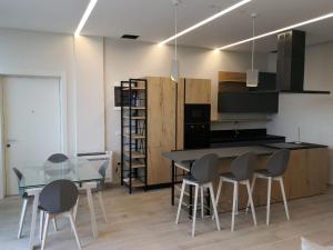a room with a table and chairs and a kitchen at Palase GC 141 in Palasë