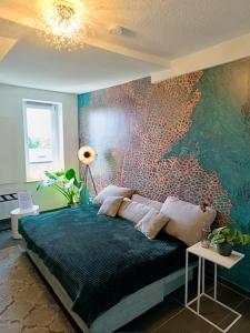 1 dormitorio con 1 cama grande y un mural en la pared en Modernes, zentrales Apartment in Troisdorf, Region Köln Bonn, maximal für 4 Personen, Parkplatz & Netflix inklusive en Troisdorf