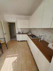 Kuchyň nebo kuchyňský kout v ubytování MAKA Hotel
