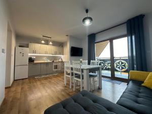 Il comprend un salon avec un canapé et une table. dans l'établissement Apartamenty u Moni, à Zakopane