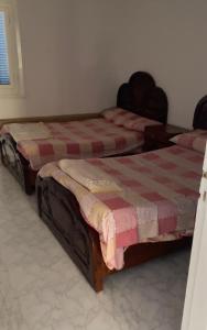 two beds sitting next to each other in a room at شاليه مرسي مطروح قرية السعودية in Marsa Matruh