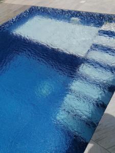 uma pintura de uma piscina no chão em LaVa Villa em Agia Napa
