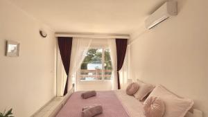 Кровать или кровати в номере Lovely apartments on the private Beach - island Korčula