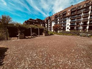 een lege parkeerplaats voor een gebouw bij Studio Duinenzicht in Koksijde