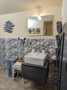 un baño con lavabo y espejo en Thiago Luxury Home, en Catania 31 fotos más