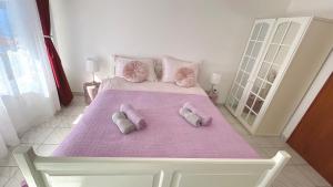 Кровать или кровати в номере Lovely apartments on the private Beach - island Korčula