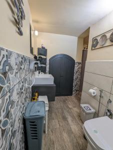un baño con lavabo e inodoro en Thiago Luxury Home, en Catania