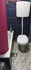ein Badezimmer mit einem WC und einer Badewanne in der Unterkunft Airport MD rooms in Belgrad