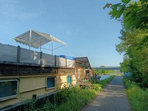 una casa con techo al lado de una carretera en Le logement du marinier en Eckwersheim