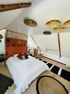 1 dormitorio con 1 cama y algunos platos en la pared en Chez TROTRO, en Saint-Pierre-de-Plesguen