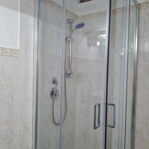 doccia con porta in vetro e doccia di Gate 25 a San Giovanni Teatino