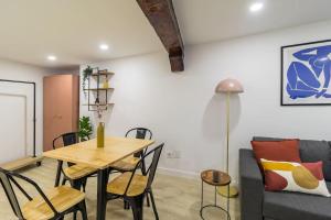 a living room with a table and a couch at Acogedor apartamento céntrico in Santander