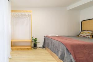 a bedroom with a bed and a window at Acogedor apartamento céntrico in Santander