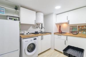 a laundry room with a washer and dryer at Acogedor apartamento céntrico in Santander +6 photos