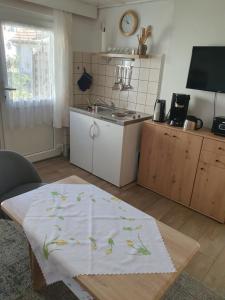 een keuken met een tafel en een handdoek bij FeWo Inselzeit in Ueckeritz