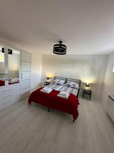 um quarto com uma grande cama vermelha num quarto em Apartament u Majki em Bystra