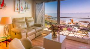 ein Wohnzimmer mit einem Sofa und Meerblick in der Unterkunft RÉF 319 - PLOEMEUR Lomener bel appartement T3 balcon vue mer avec ascenseur in Ploemeur