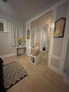 - un salon avec un tapis dans l'établissement Suite Dream Clifton 27, à Clifton