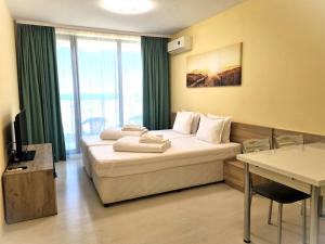A seating area at APART-HOTEL Stamopolu Lux с изглед към морето