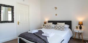 En eller flere senge i et værelse på Sea view retreat