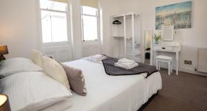 En eller flere senge i et værelse på Sea view retreat + 12 billeder