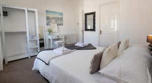 En eller flere senge i et værelse på Sea view retreat