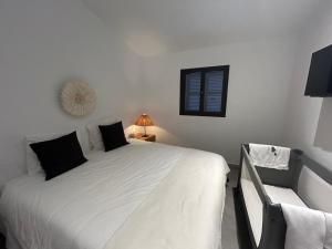 カンポスにあるFinca Rica Tierraのベッドルーム(白いベッド1台、窓付)