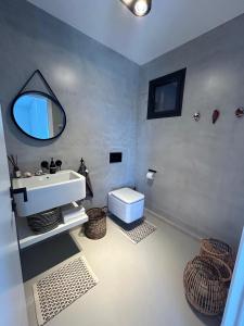 カンポスにあるFinca Rica Tierraのバスルーム(白い洗面台、鏡付)