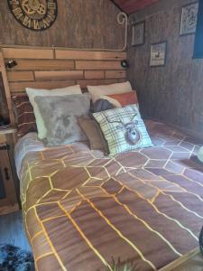 A bed or beds in a room at Brewers Bolt Cozy Unique Shepherds Hut Dog Friendly