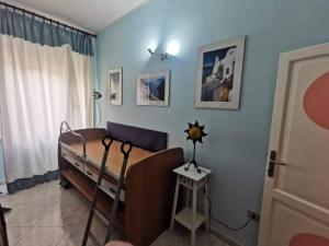 Un dormitorio azul con una cama y una ventana. en La Casa di Lapo, en Piombino