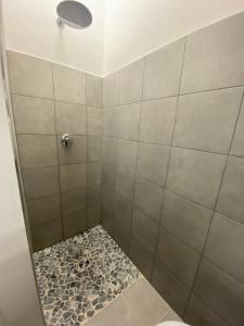 y baño con ducha y aseo. en Casa Elisa, en Bellaria-Igea Marina