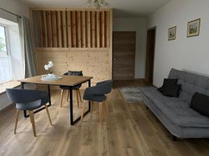 een woonkamer met een tafel en een bank bij Apartment Attergautraum 1 in Sankt Georgen im Attergau