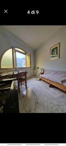ein Schlafzimmer mit einem Bett und einem großen Fenster in der Unterkunft La Casa Di Edy in Borzonasca