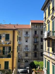 vista su un condominio dalla strada di IN via venti a La Spezia