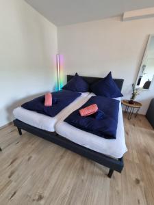 una cama con almohadas azules en una habitación en Hill-Suite, en Cochem