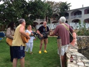 een groep mensen op een binnenplaats die instrumenten bespelen bij home sweet home resort in Negril