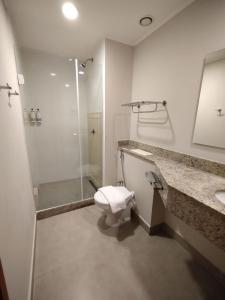 uma casa de banho com um WC, um chuveiro e um lavatório. em UH 905 Flat Live Logde Vila Mariana Pq Ibirapuera em São Paulo